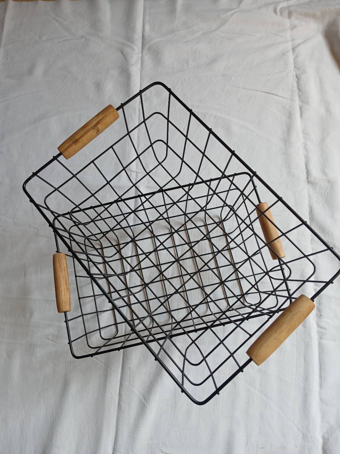 2 metal baskets