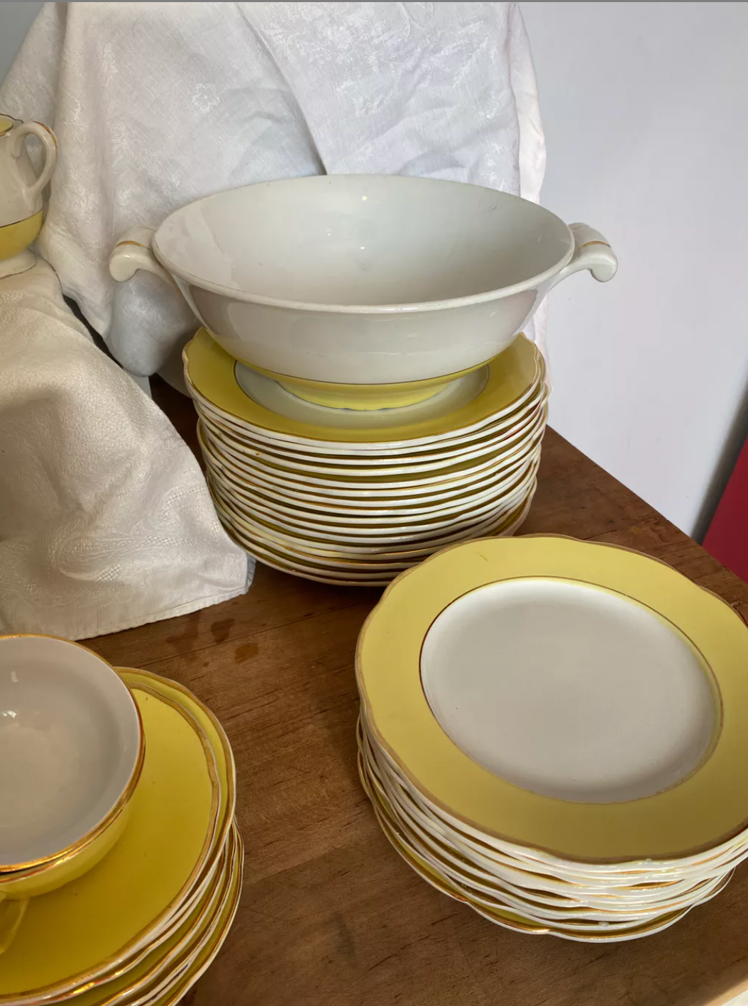 Service de 52 pièces en porcelaine kg luneville, modèle jonquille