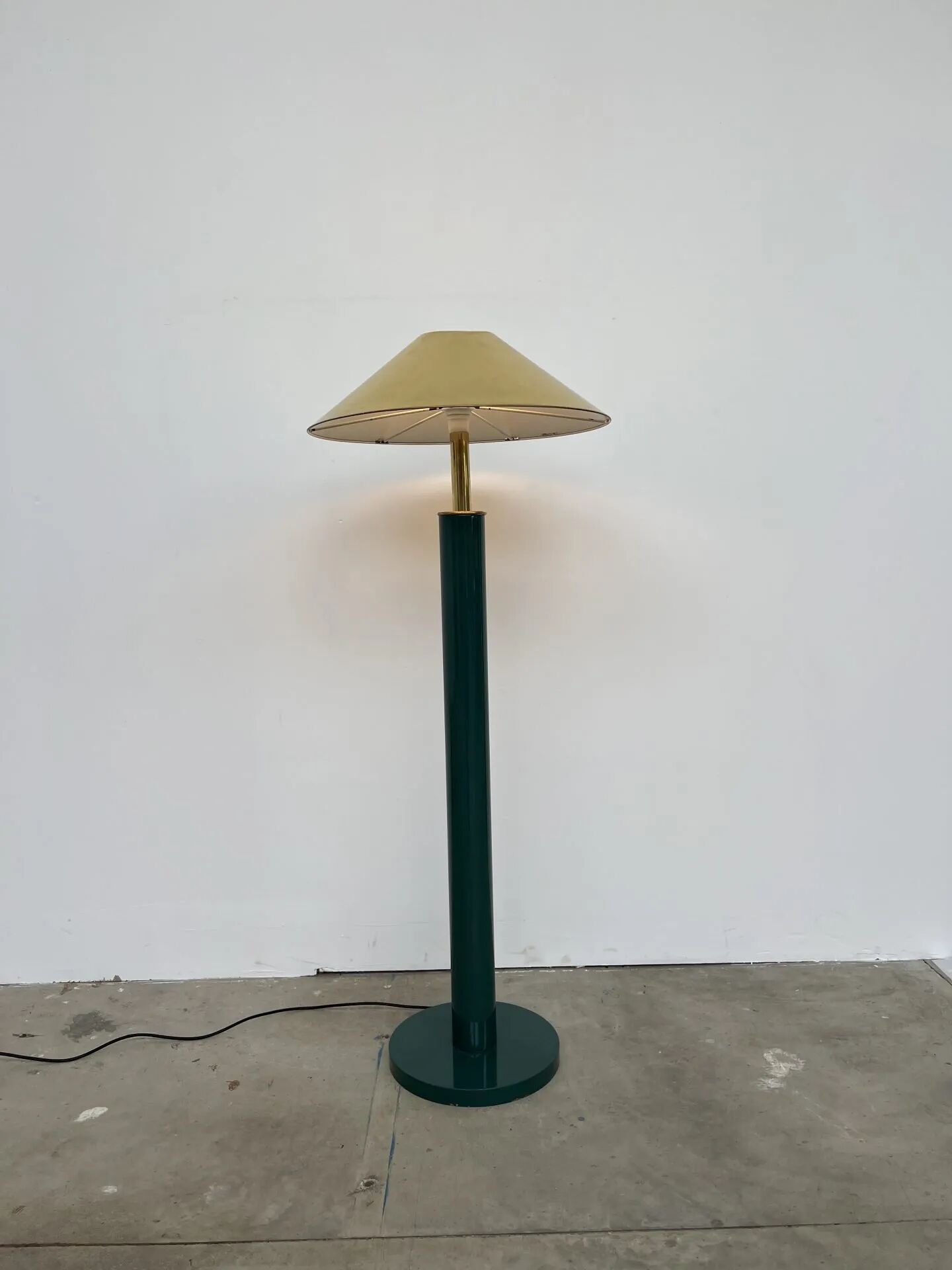 Lacquered metal floor lamp in green with a golden shade — Coolie shape — 1970s-1980s