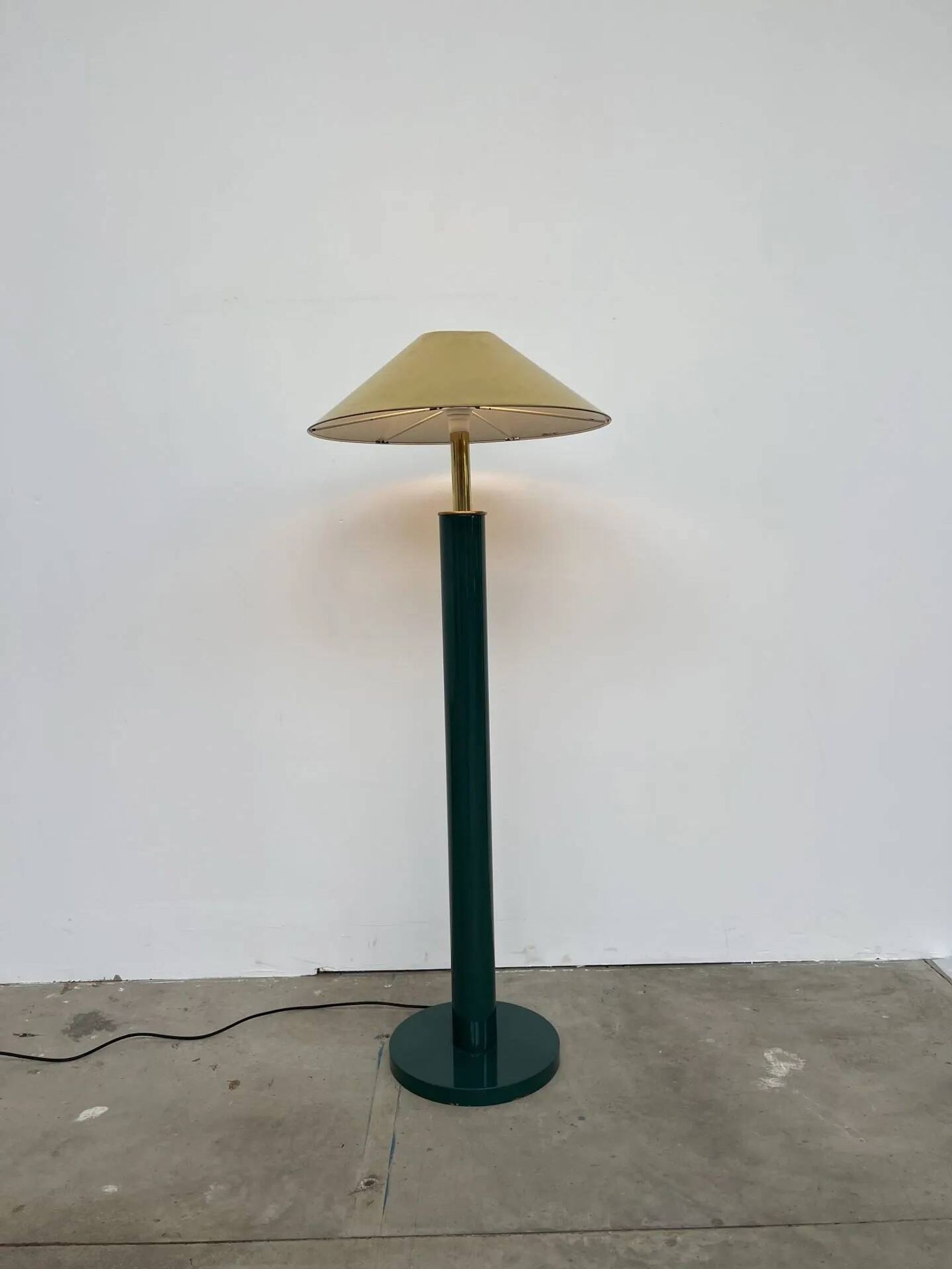 Lacquered metal floor lamp in green with a golden shade — Coolie shape — 1970s-80s