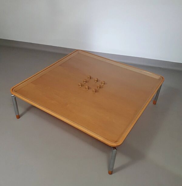 Table basse rare 110 x 110 x hauteur 35 cm avec 8 bouchons en bois/liège dans le plateau en verre.