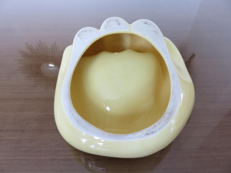 Empty hand-shaped pocket in pale yellow ceramic years70