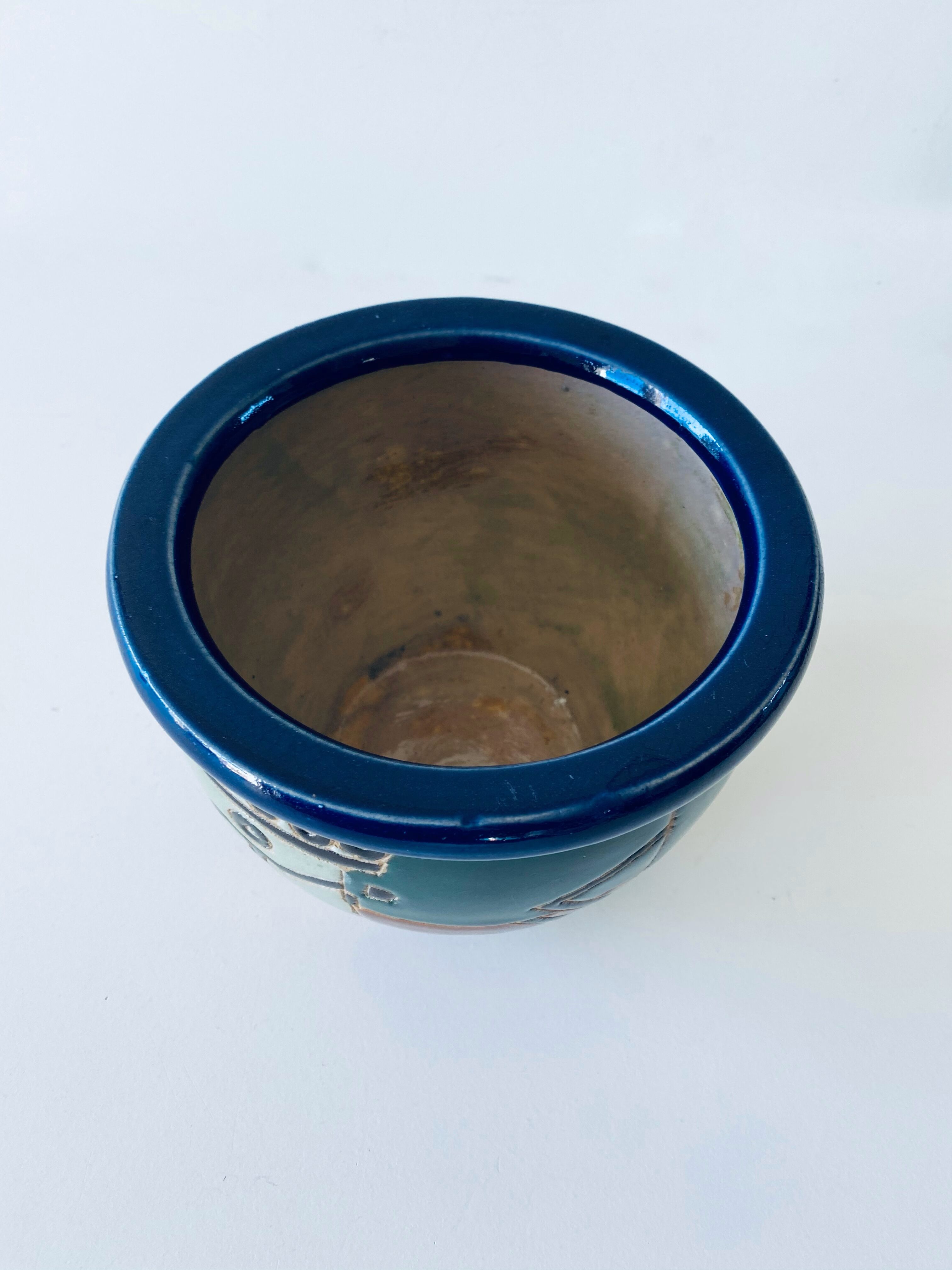 Hide ethnic pot in earth