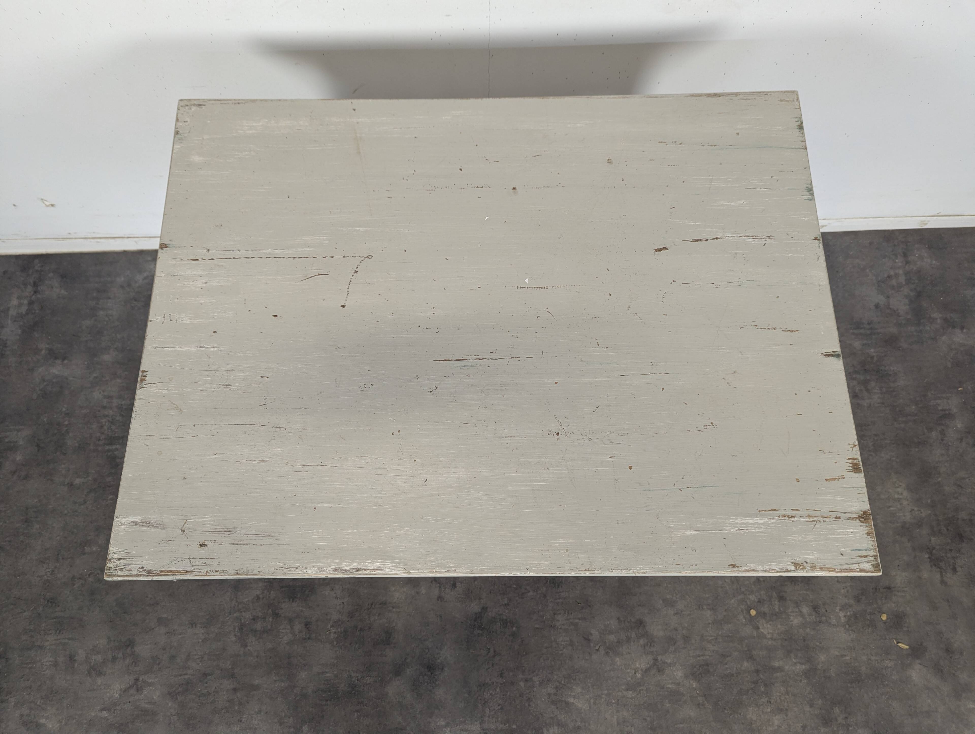 Petite table Louis XV en bois laqué gris