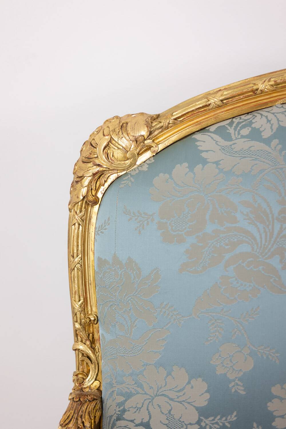 Salon de style Louis XV à chassis en bois doré. Circa 1880.