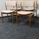 Un ensemble de quatre chaises de salle à manger en teck vintage.