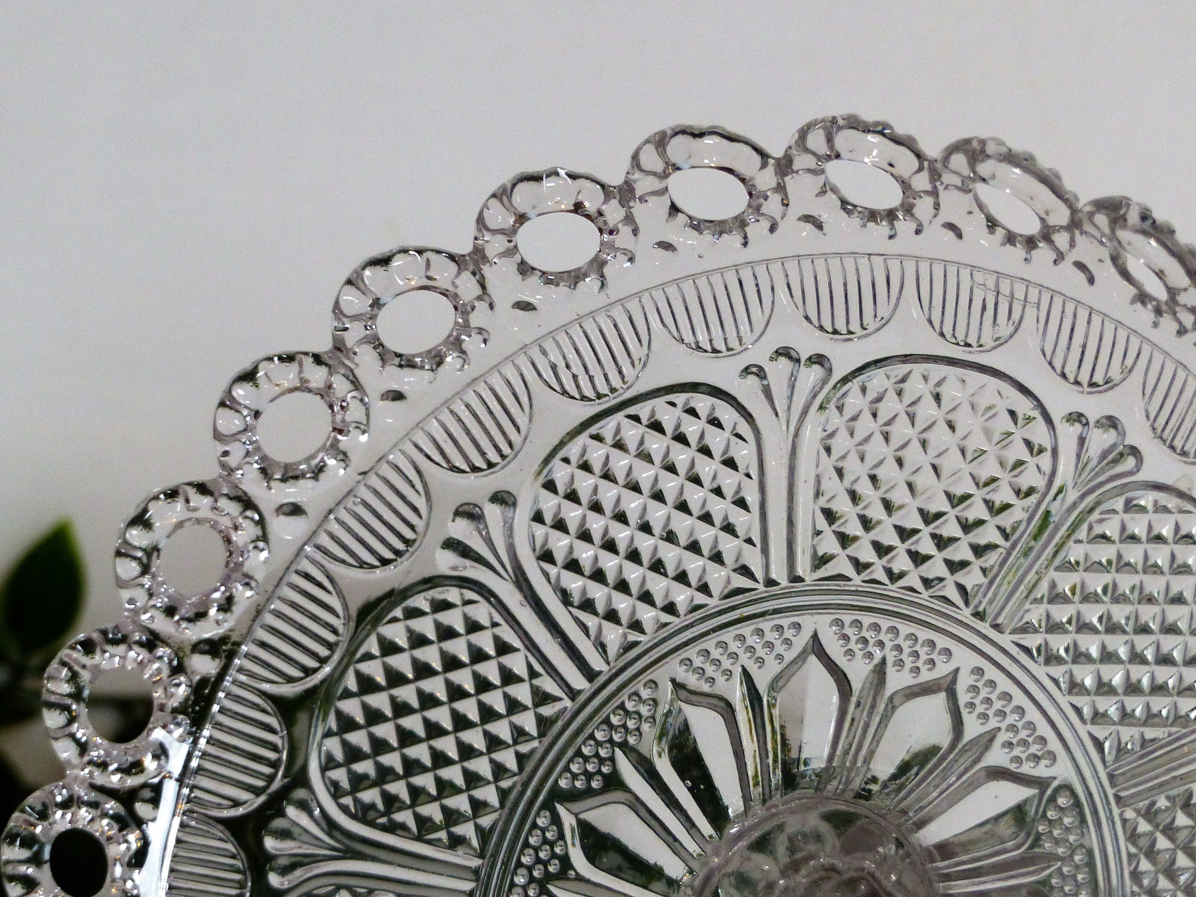 Flat, glass cake display