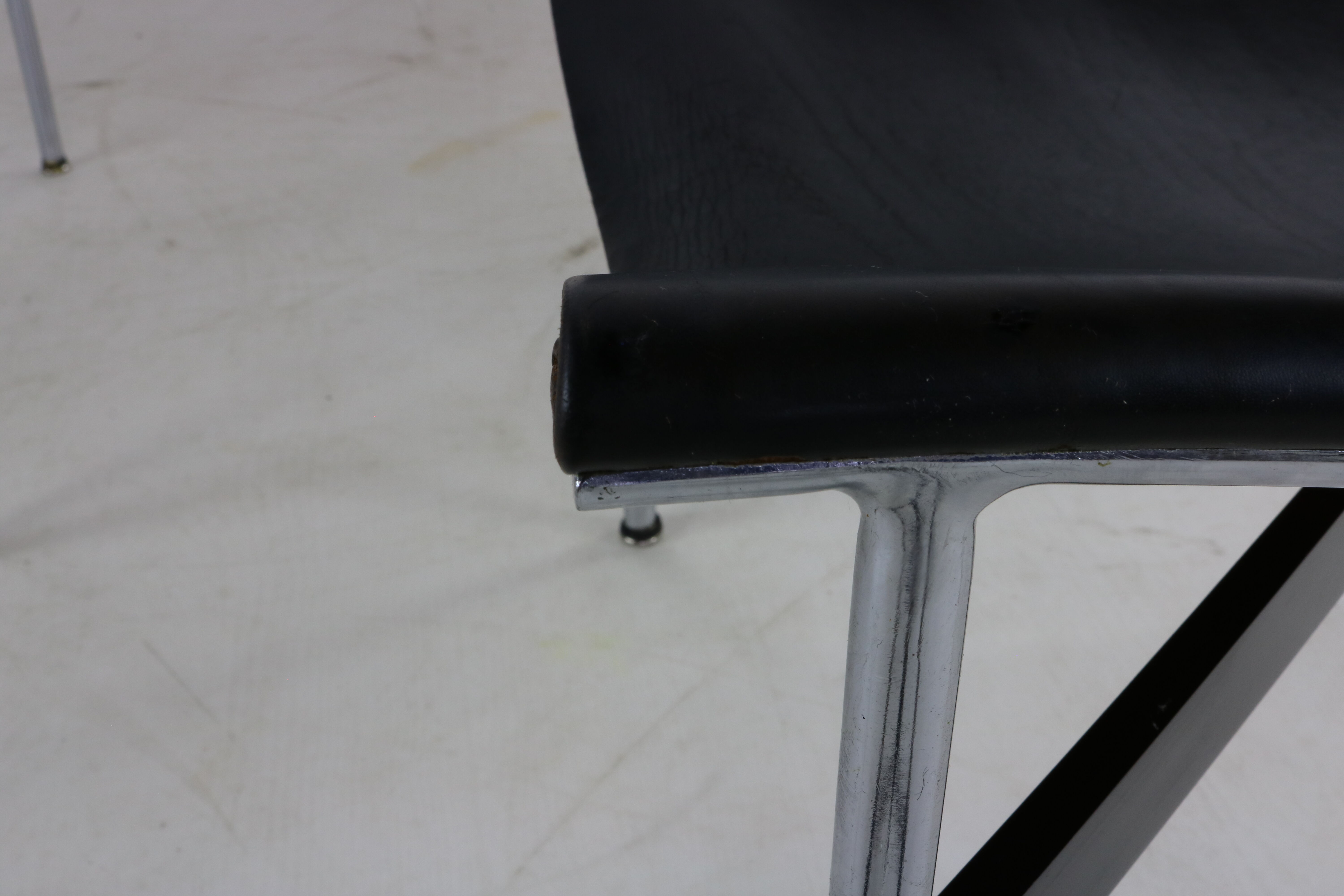 Un ensemble de deux chaises longues