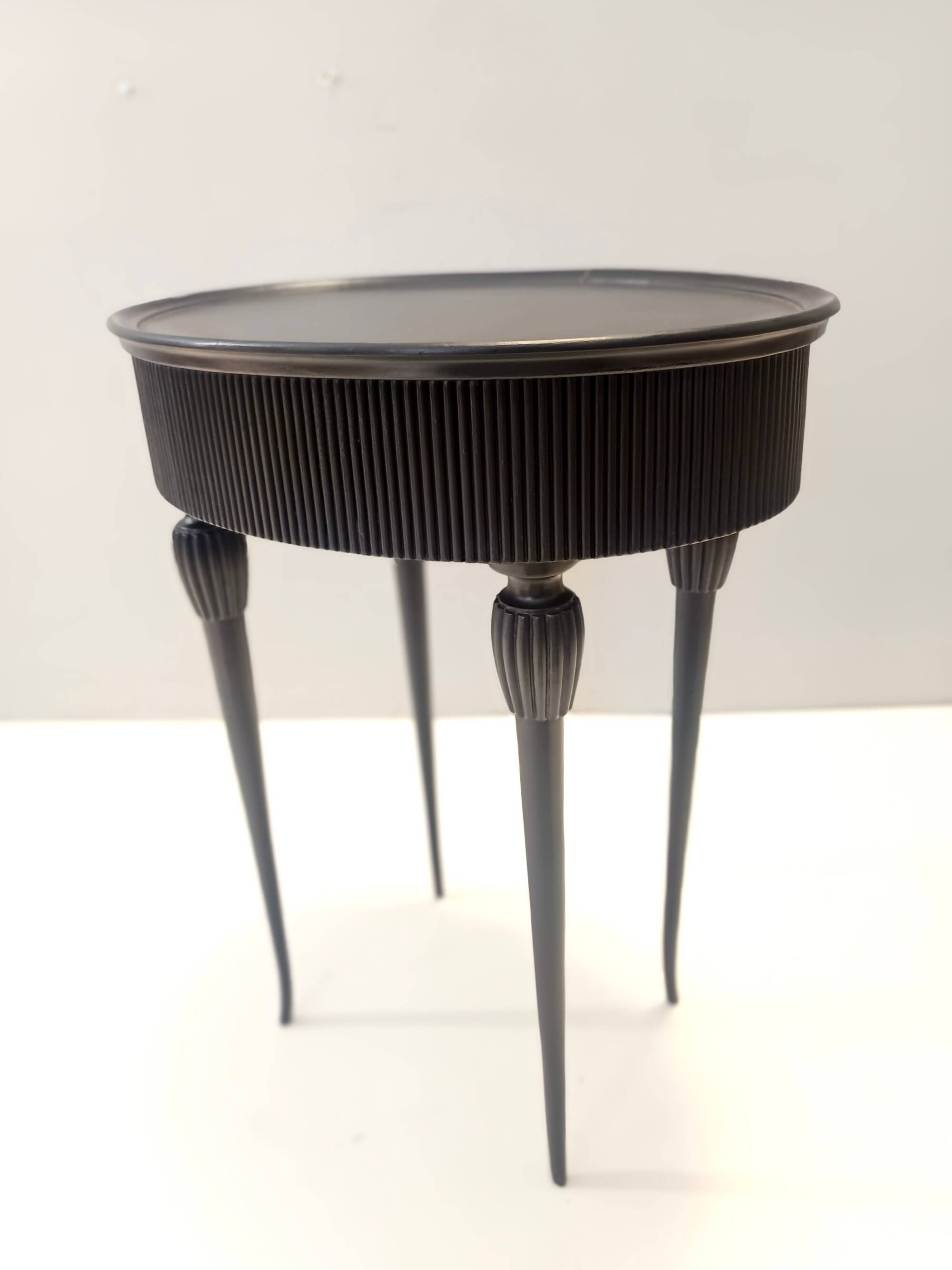 Table d'appoint, table de chevet ovale en hêtre noir ébénisé, Italie