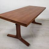 Scandinavian table with system