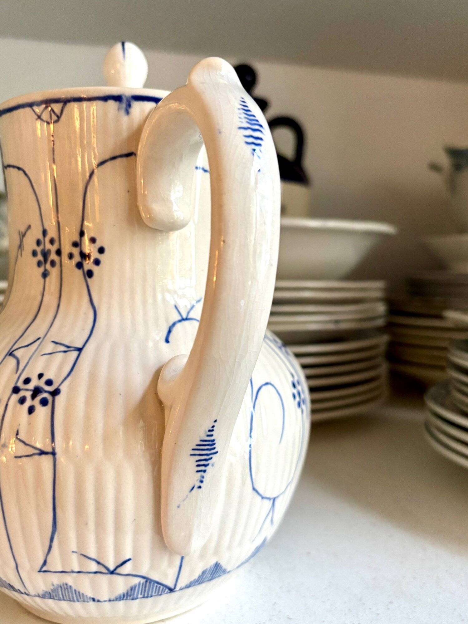 Cafetière Sarreguemines en faïence blanche et bleue, service "Copenhague" - début XXème