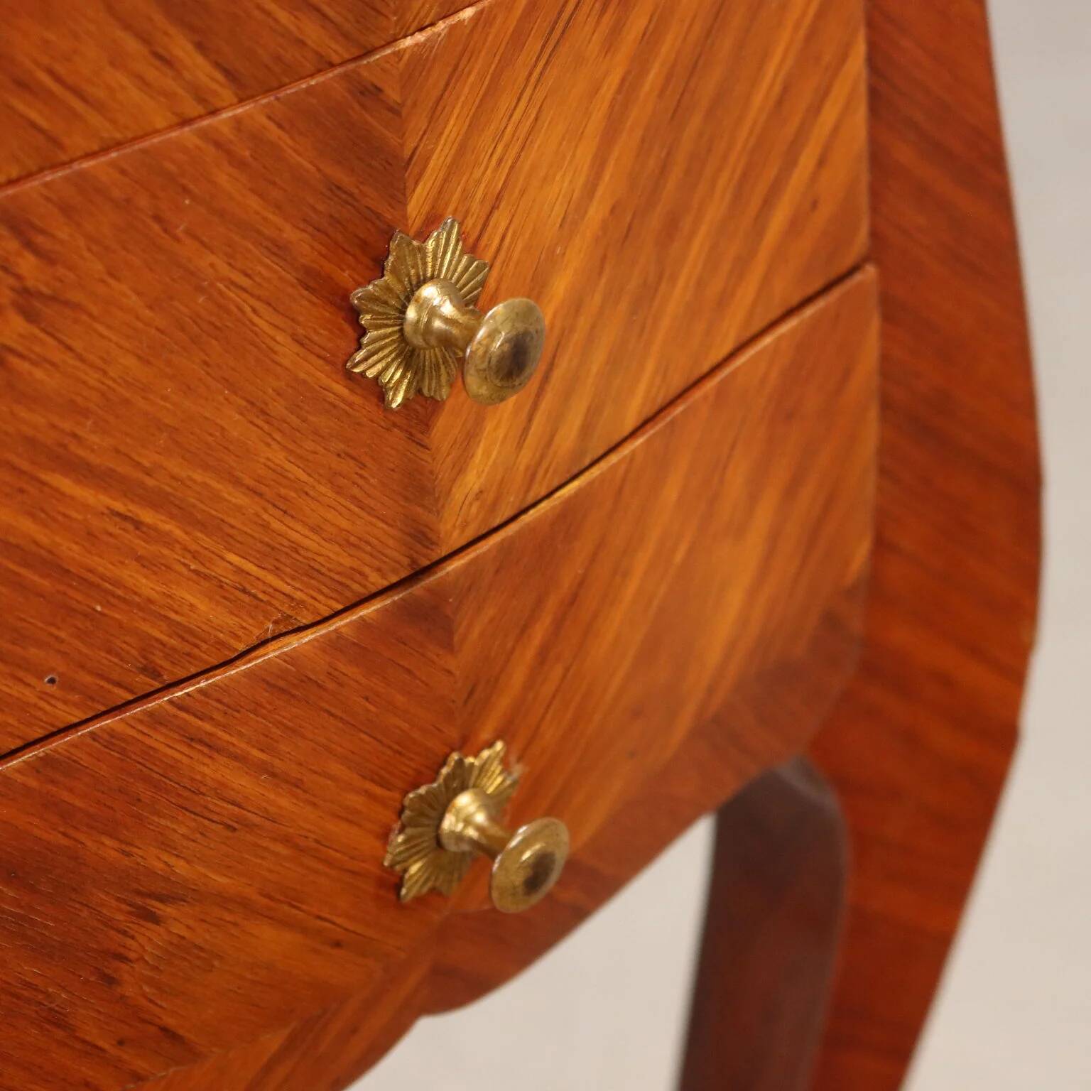 Table de chevet ancienne Louis XV en chêne plaqué bois de rose, XIXe siècle