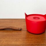Red enamelled cast iron pot in mid-century style with teak handle by Timo Sarpaneva for Rosenlew of Finland, 1960s.
