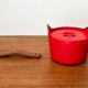 Pot en fonte émaillée rouge style milieu du siècle avec poignée en teck par Timo Sarpaneva pour Rosenlew de Finlande, années 1960