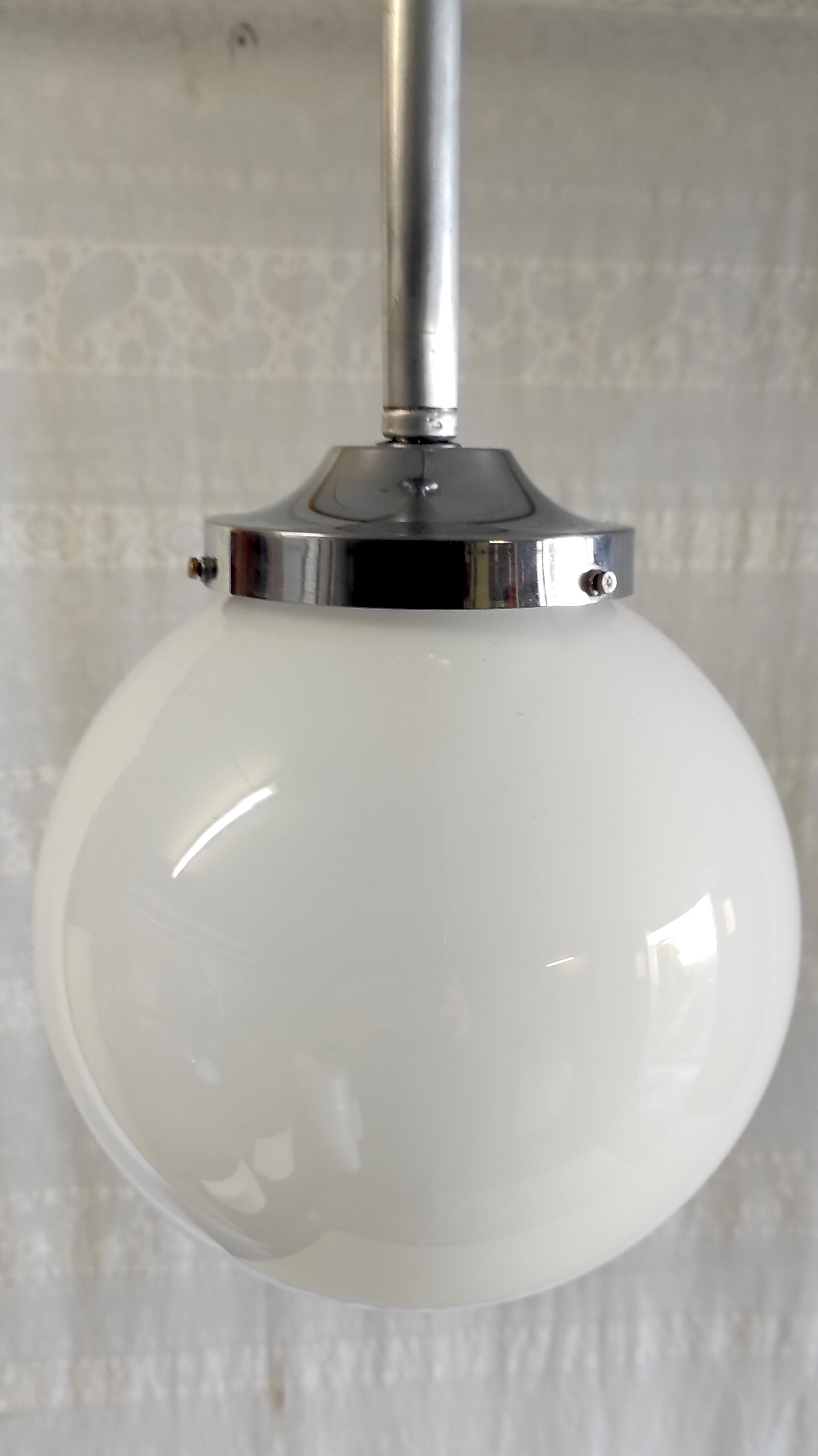 Suspension métal chromé et globe opaline blanc, années 50/60