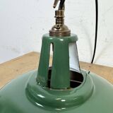 Lampe à suspension industrielle en émail vert, années 1960