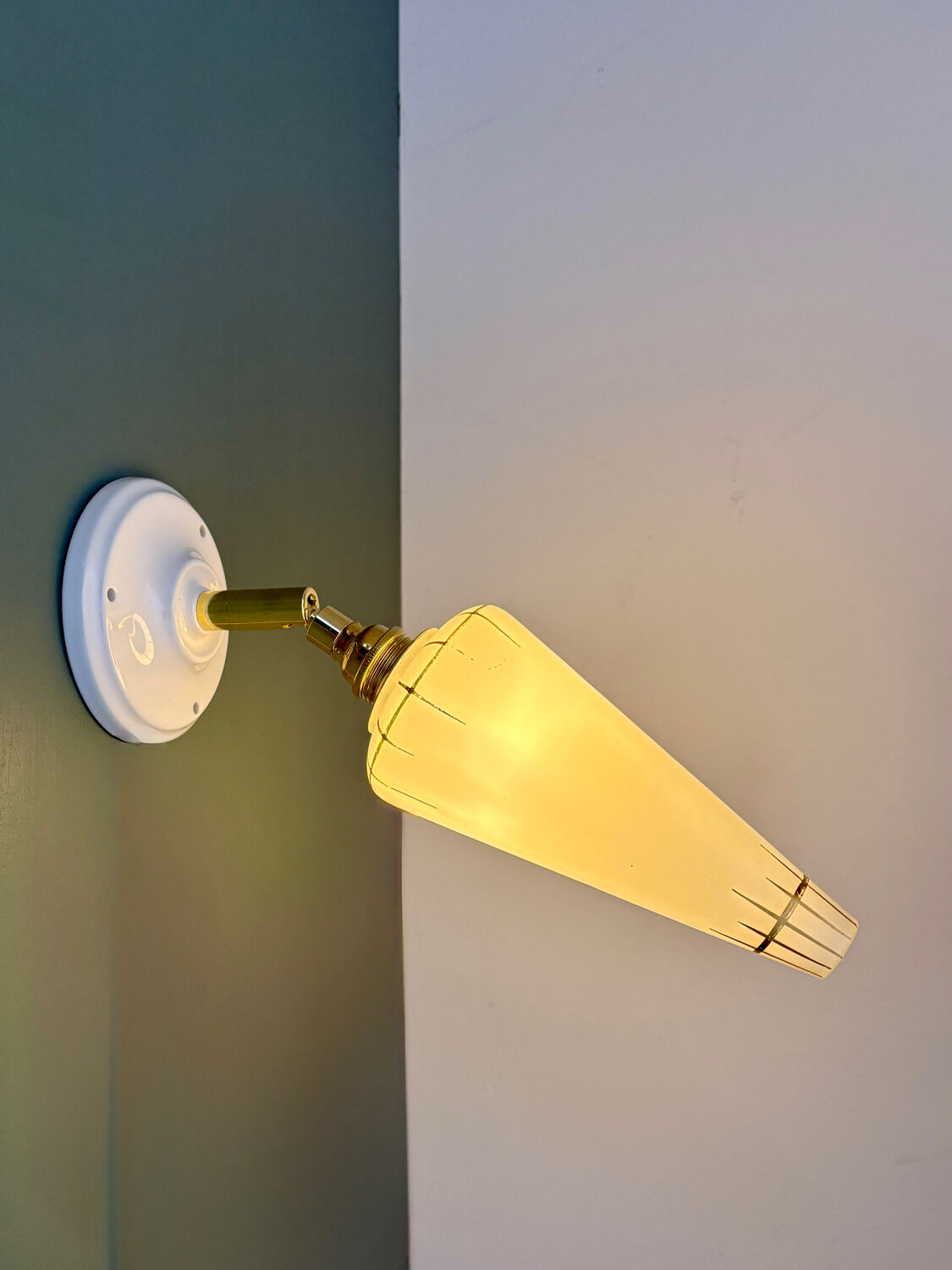 Vintage tulip wall lamp in white opaline with gold trim