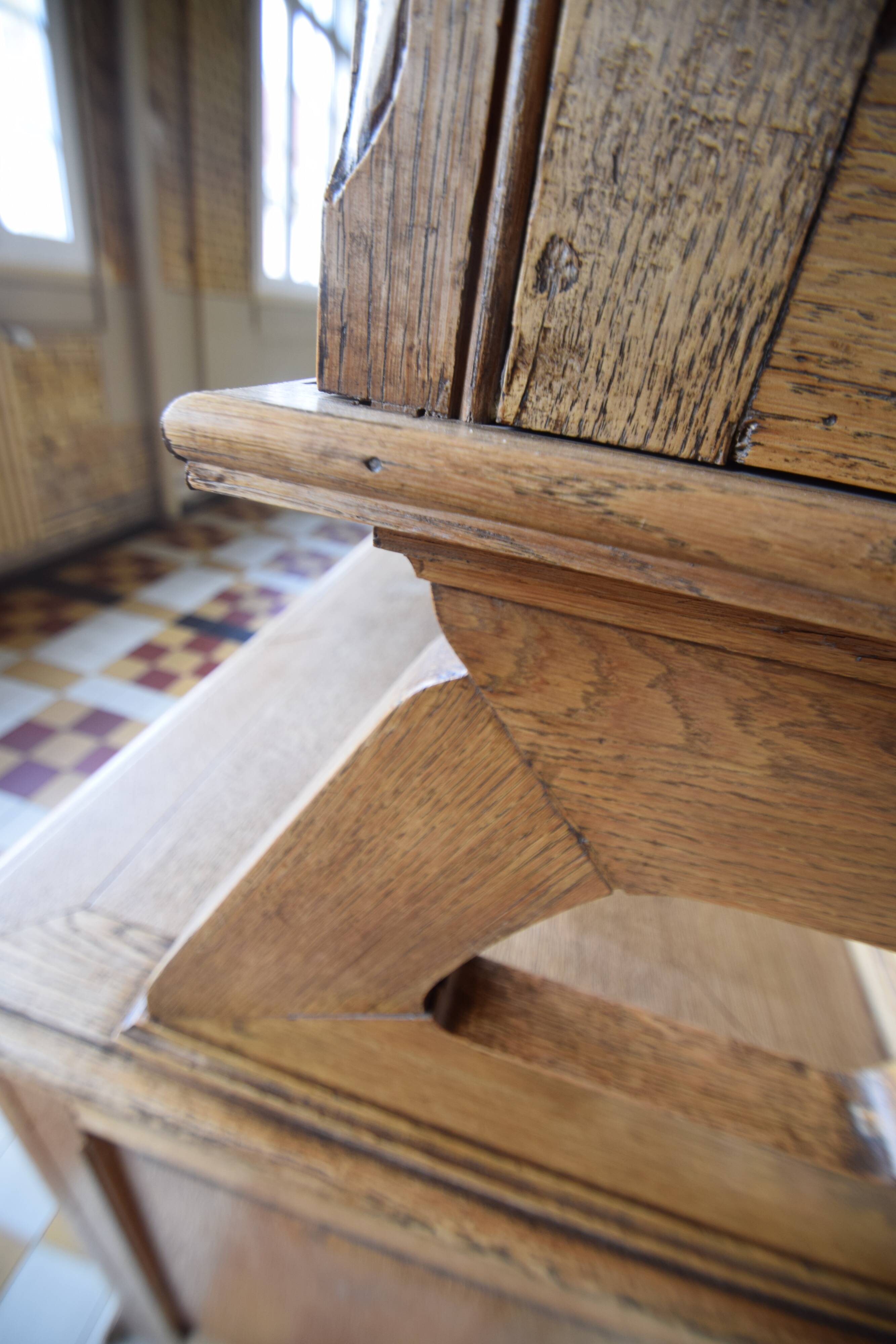 Glass library of a medical school in solid oak from the 1950s.