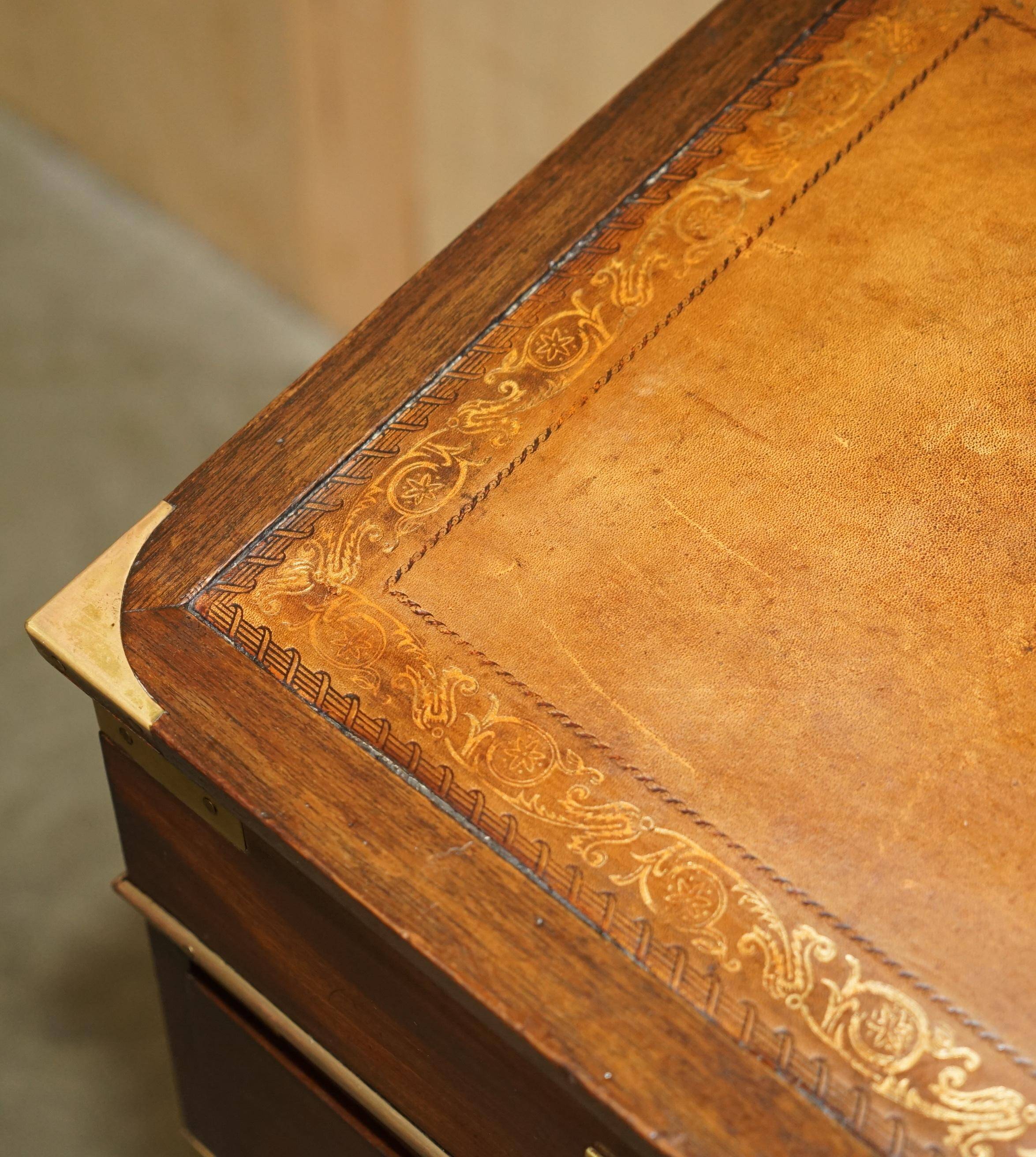Bureau de campagne Davenport victorien antique en cuir avec galerie en laiton