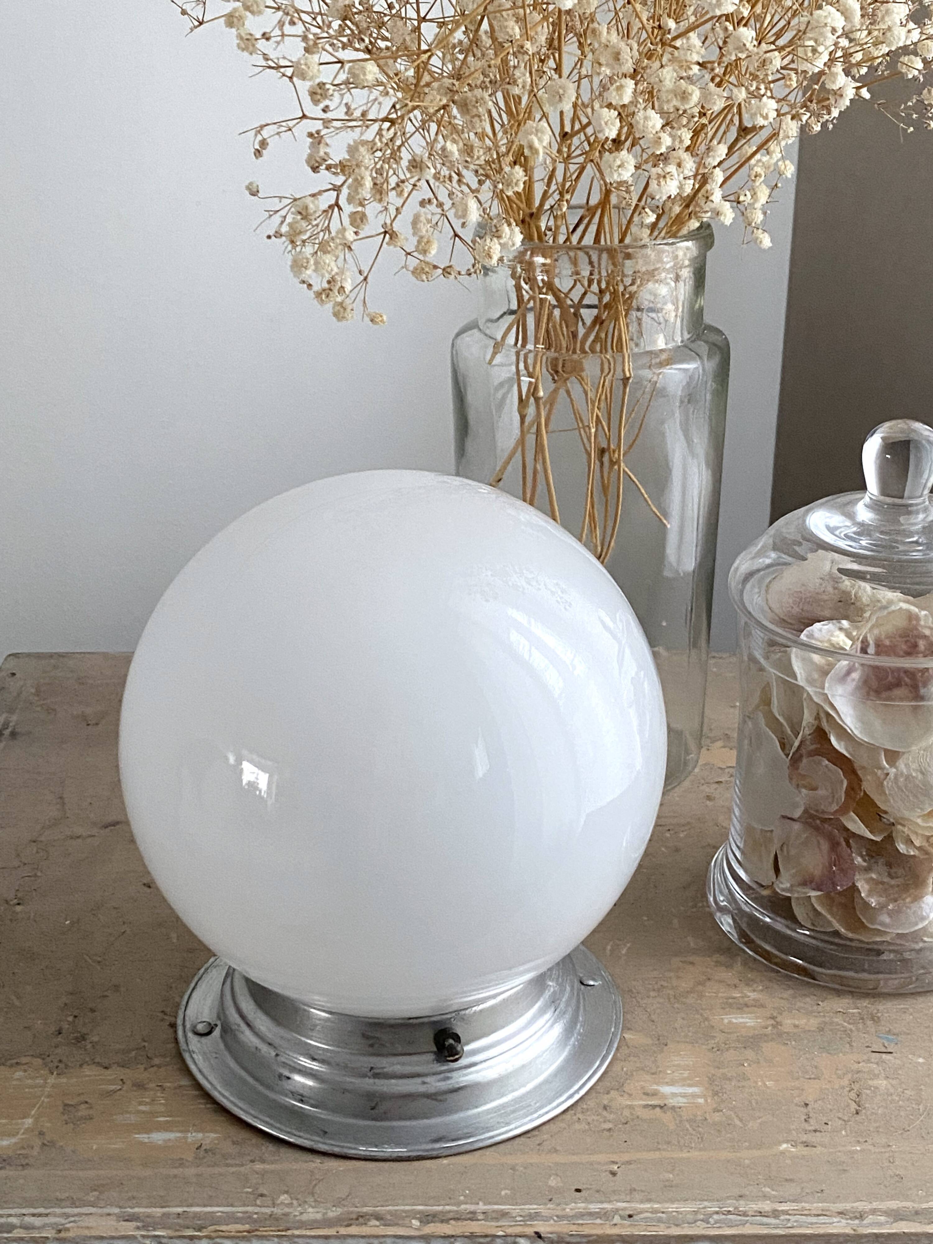 Petite lampe à poser globe opaline
