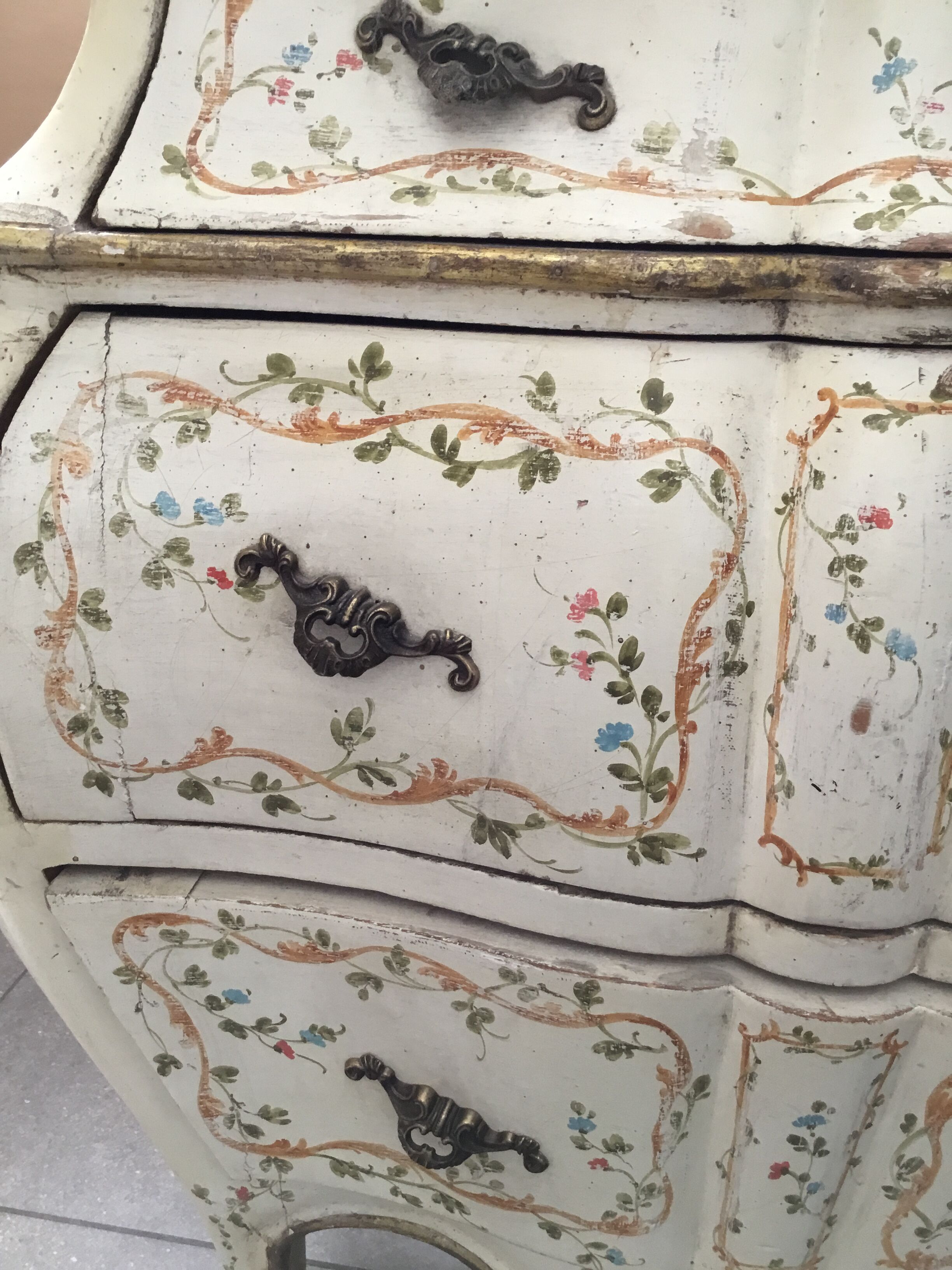 Venetian chest of drawers