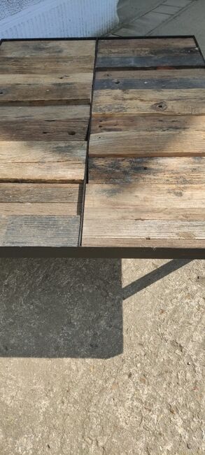 Table basse bois et métal de style industriel