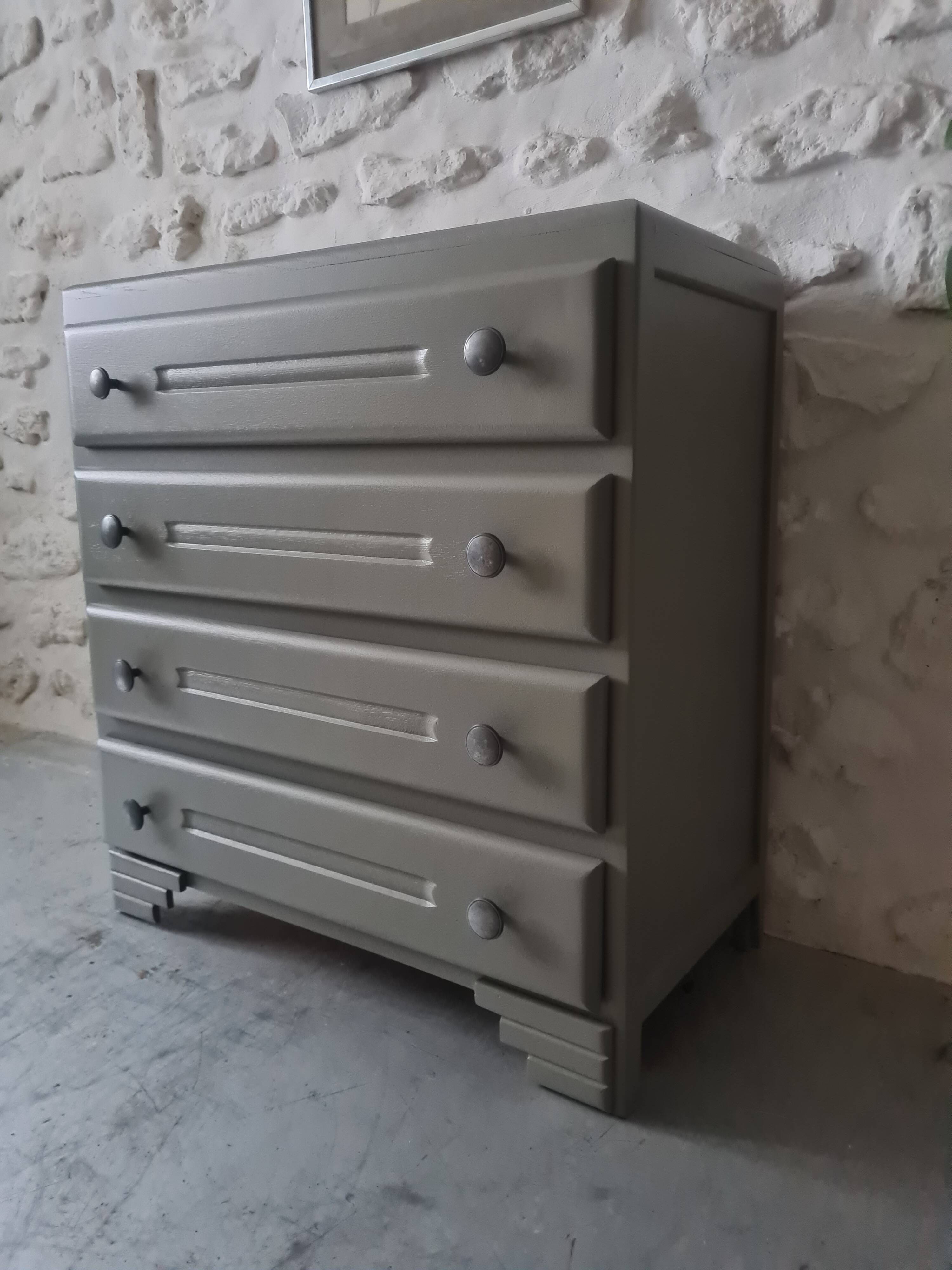 Small vintage chest of drawers