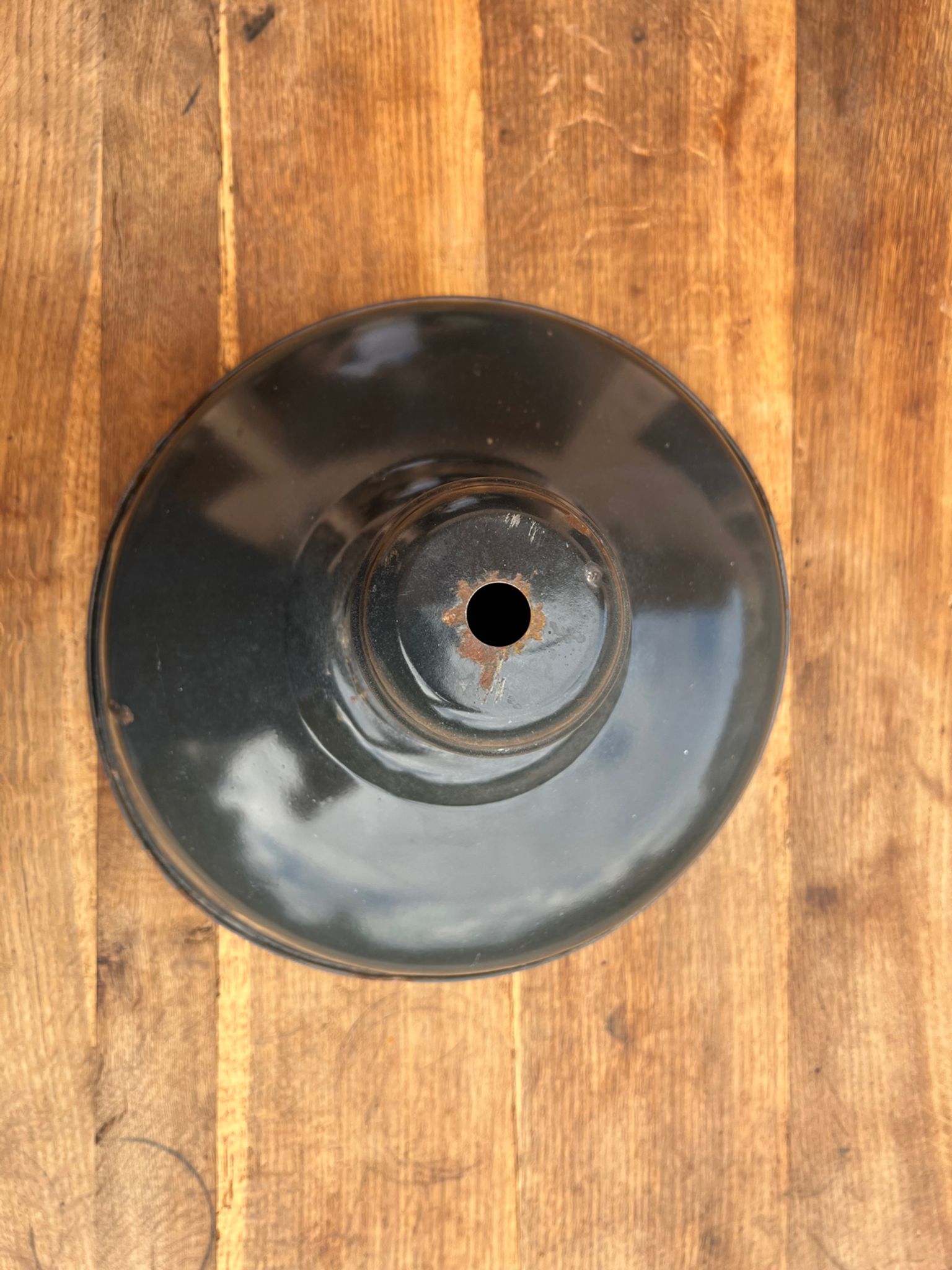 Industrial lampshade in enamelled sheet metal