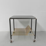 Table basse vintage sur roulettes avec porte-bagages