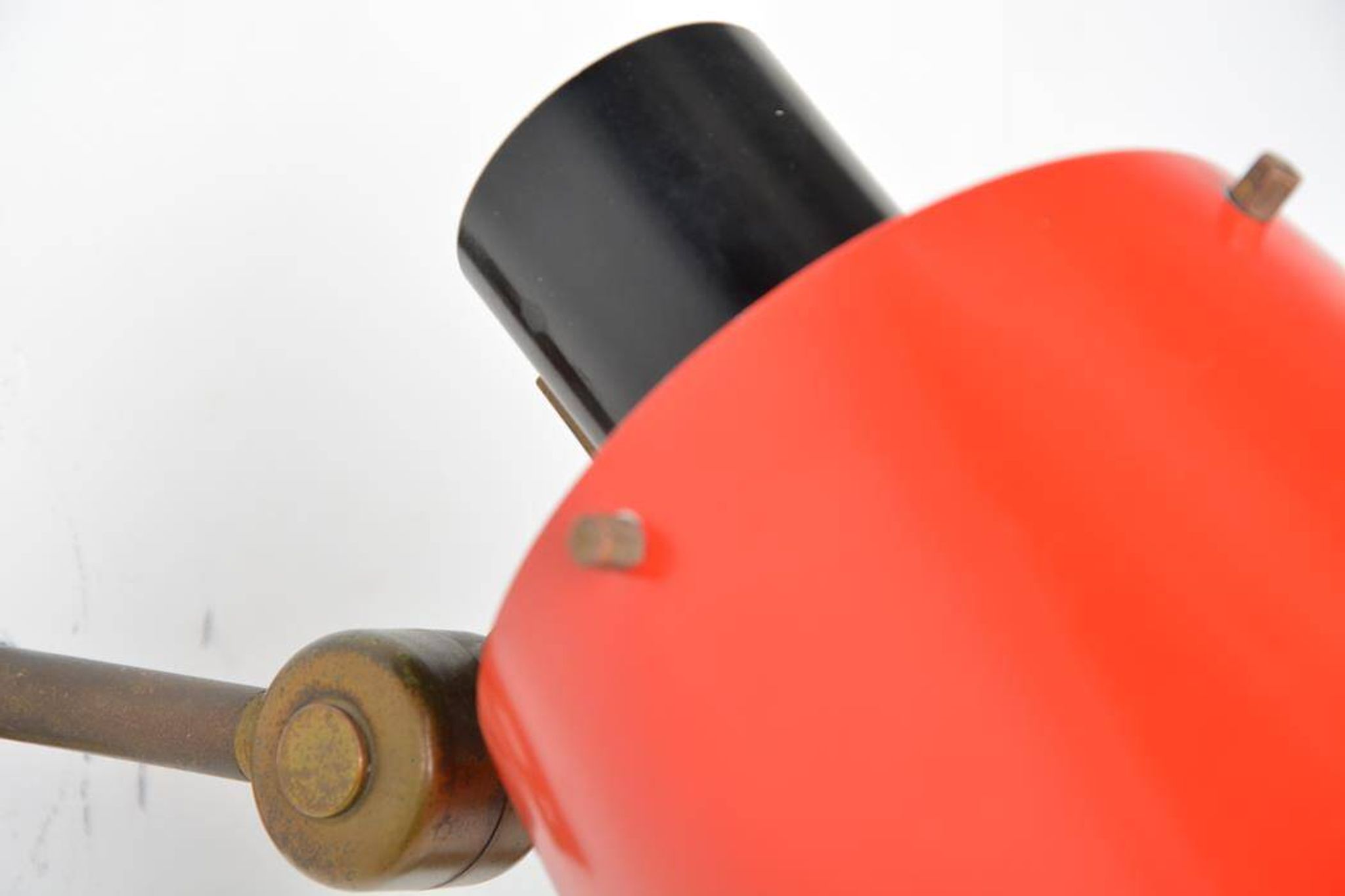 Old and rare Stilnovo wall light, red and black lacquered metal and brass With period label