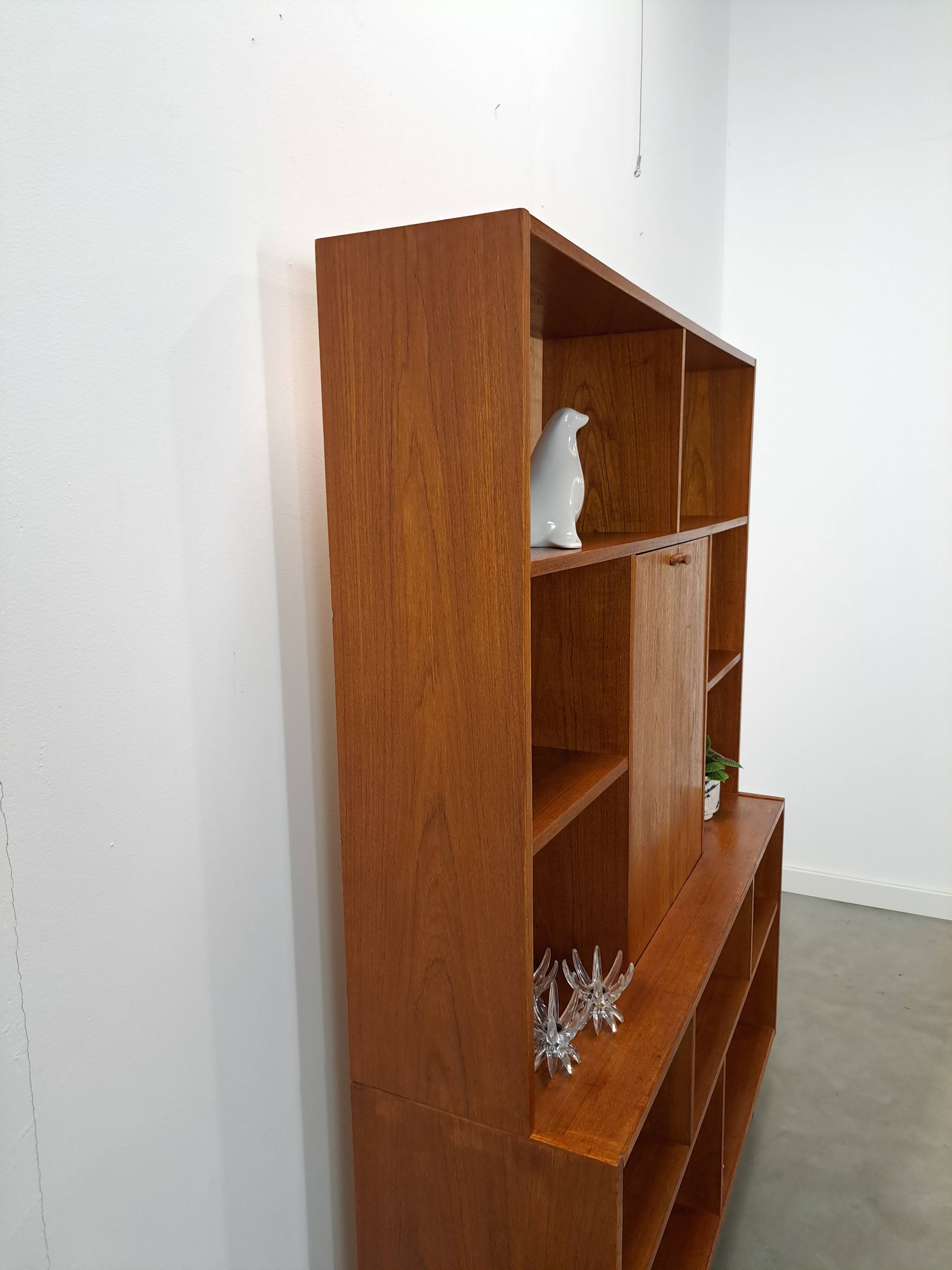 Deens hoge teak vakkenkast met bar vintage wandkast