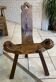 Chaise tripode ancienne brutaliste en bois massif sculpté, n°1