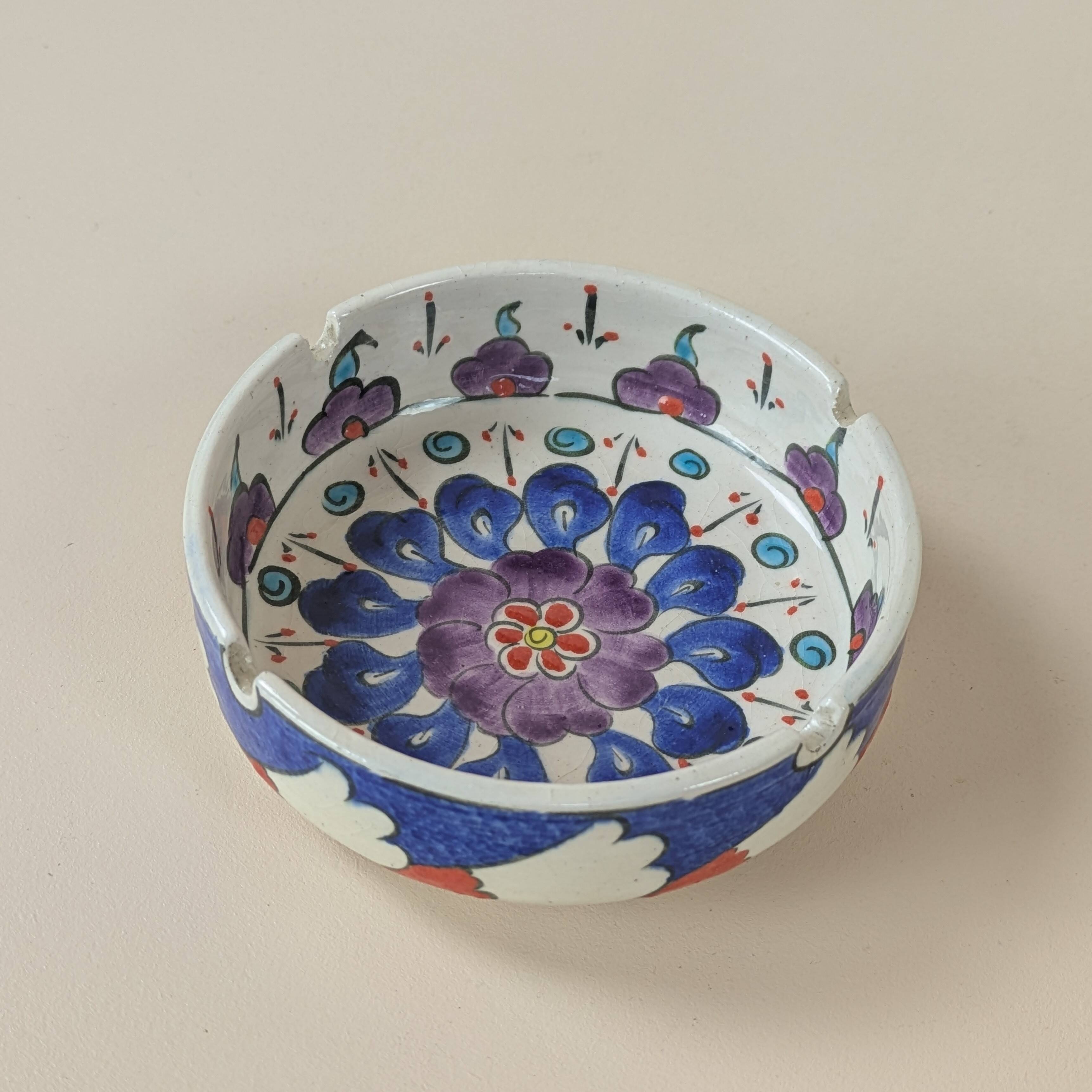 Cendrier céramique peint main motif floral vintage décoration bleu