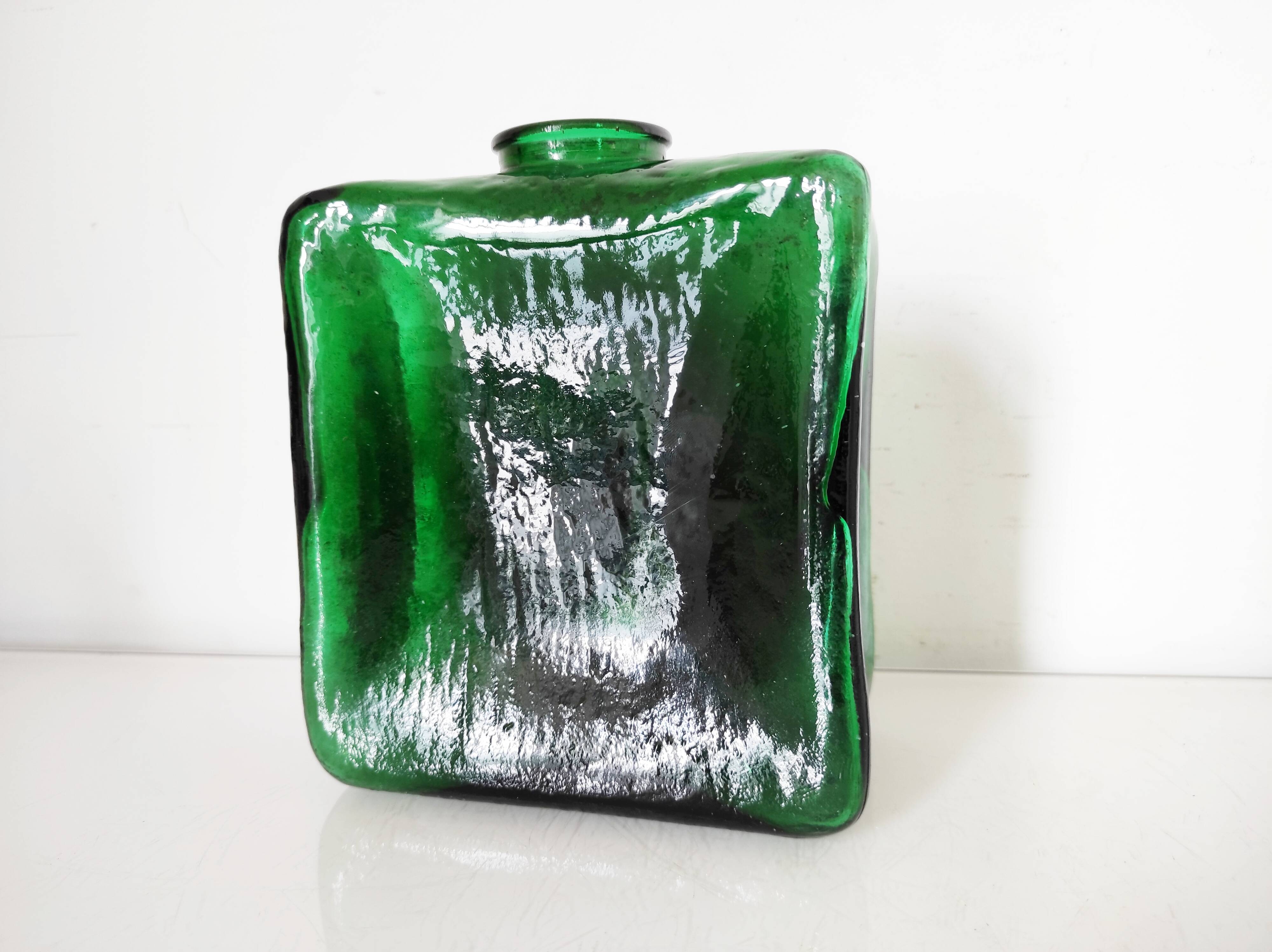 vase carré en verre vert