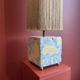 Base stuck blue beige marble-plaster, fringed lampshade Houles, 21st century.