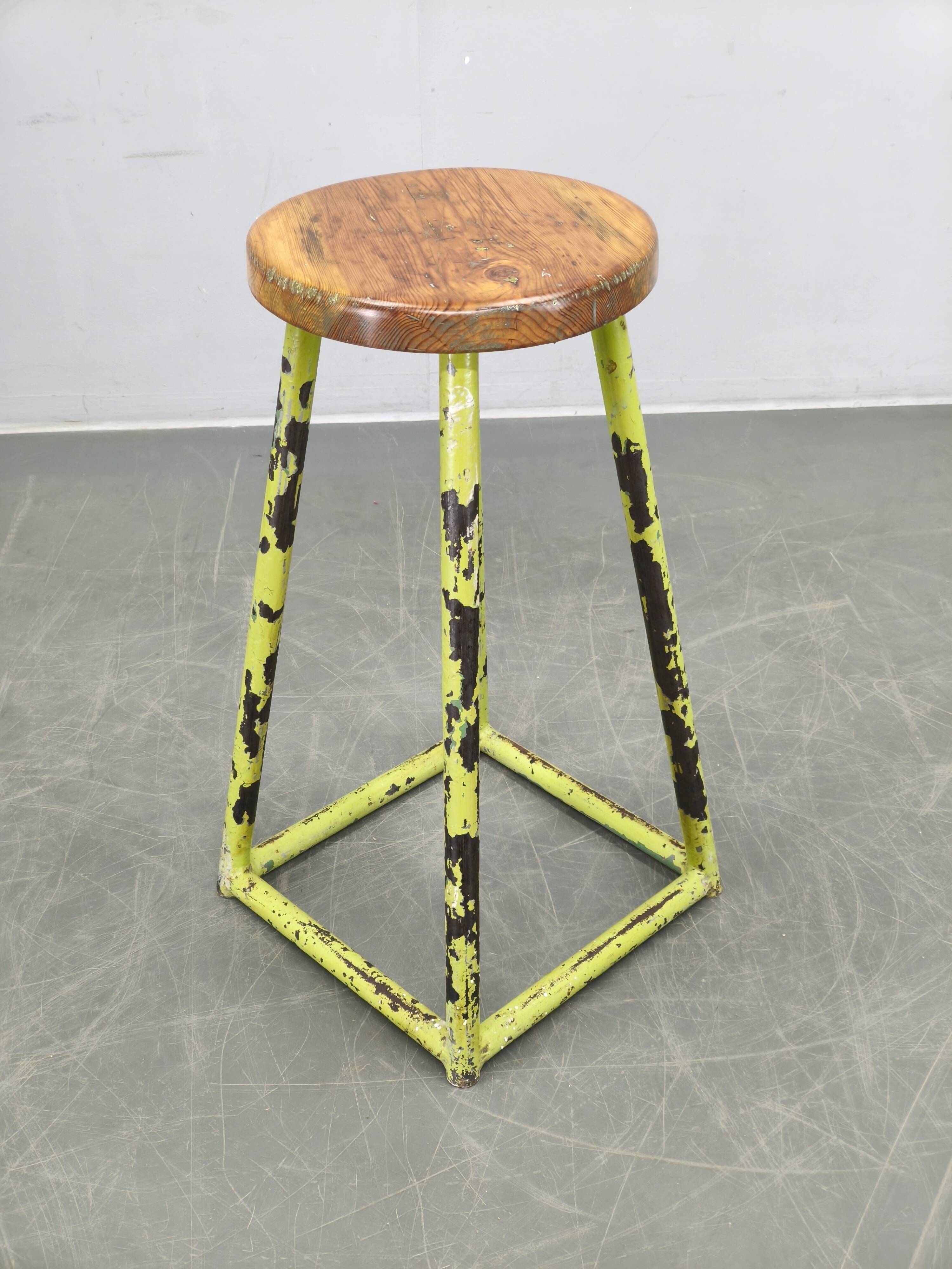 Tabouret industriel en métal et bois, Tchécoslovaquie, années 1940