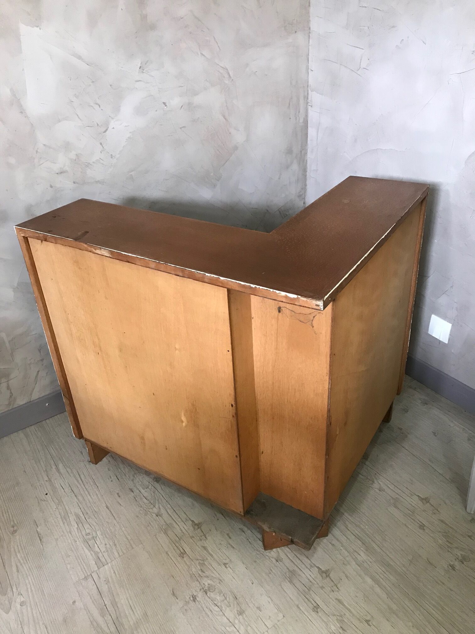 Furniture corner showcase