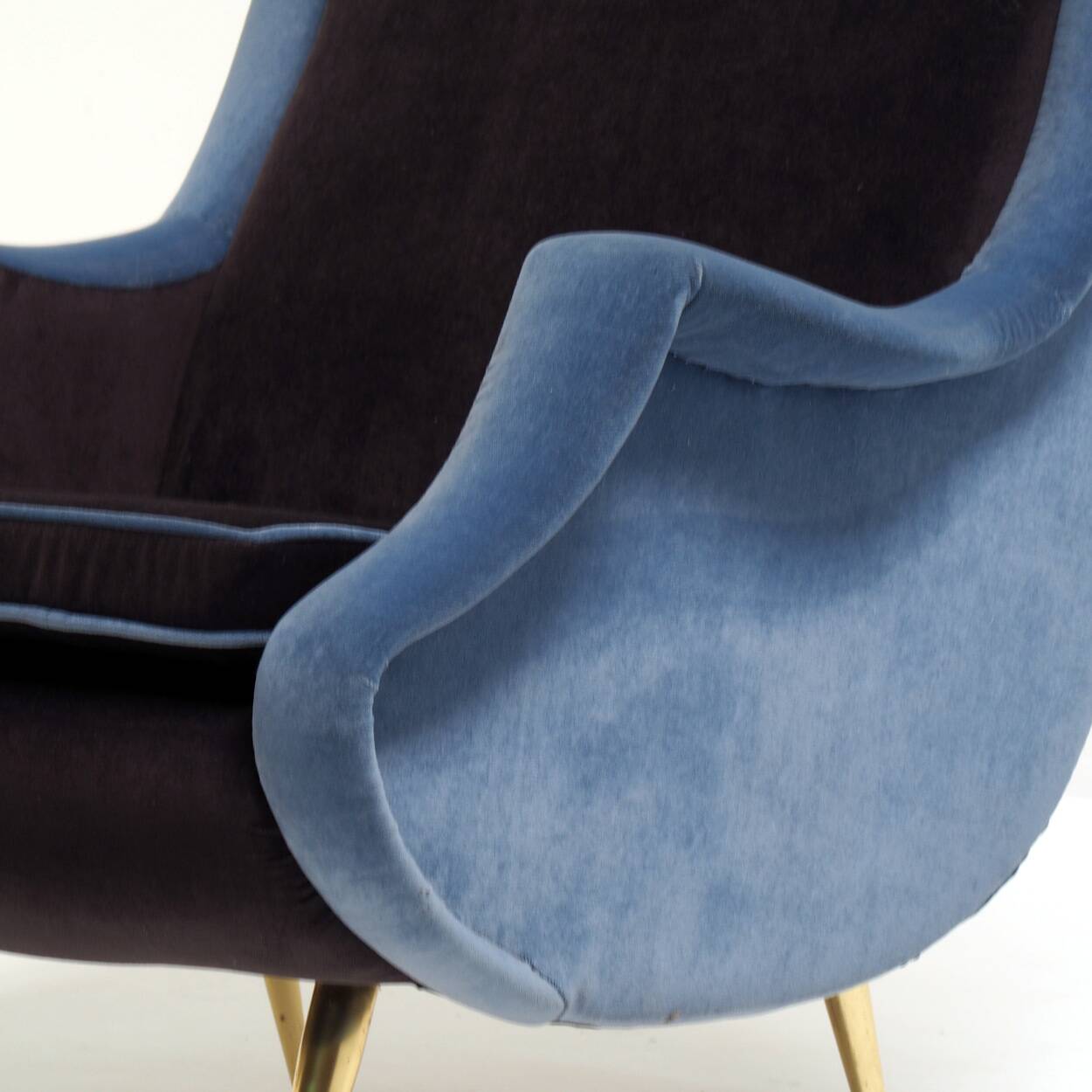 Fauteuil à dossier haut des années 1950, retapissé en velours bleu et mauve