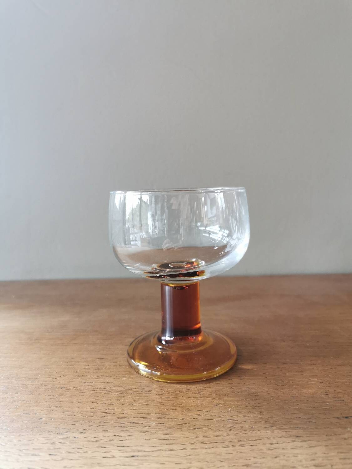 Set of 6 vintage Champagne glasses, amber base