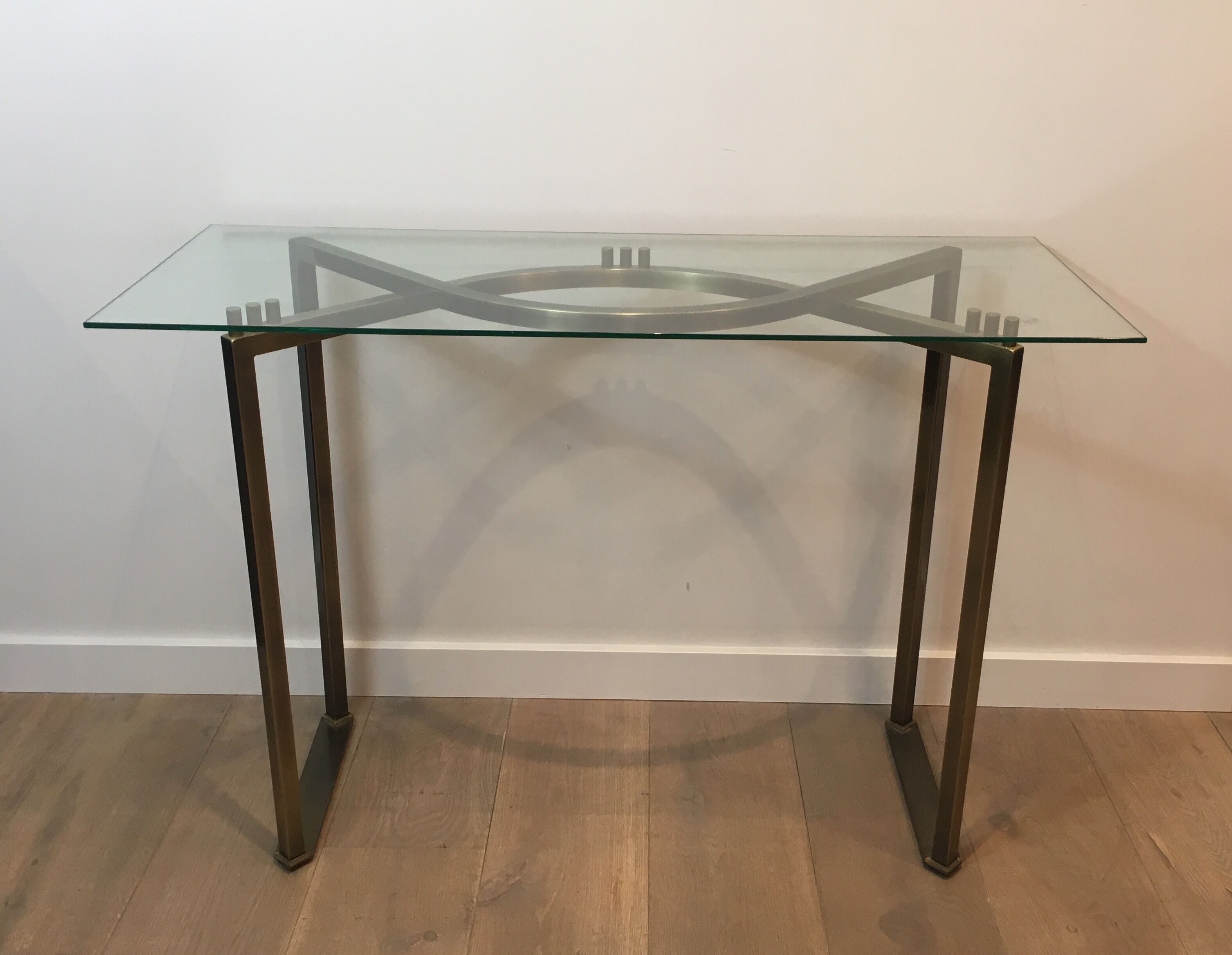 Console in brushed steel and brass and tray formed of a glass slab. French work. Around 1970