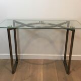 Console en acier brossé et laiton et plateau formé d'une dalle de verre. Travail français. Vers 1970
