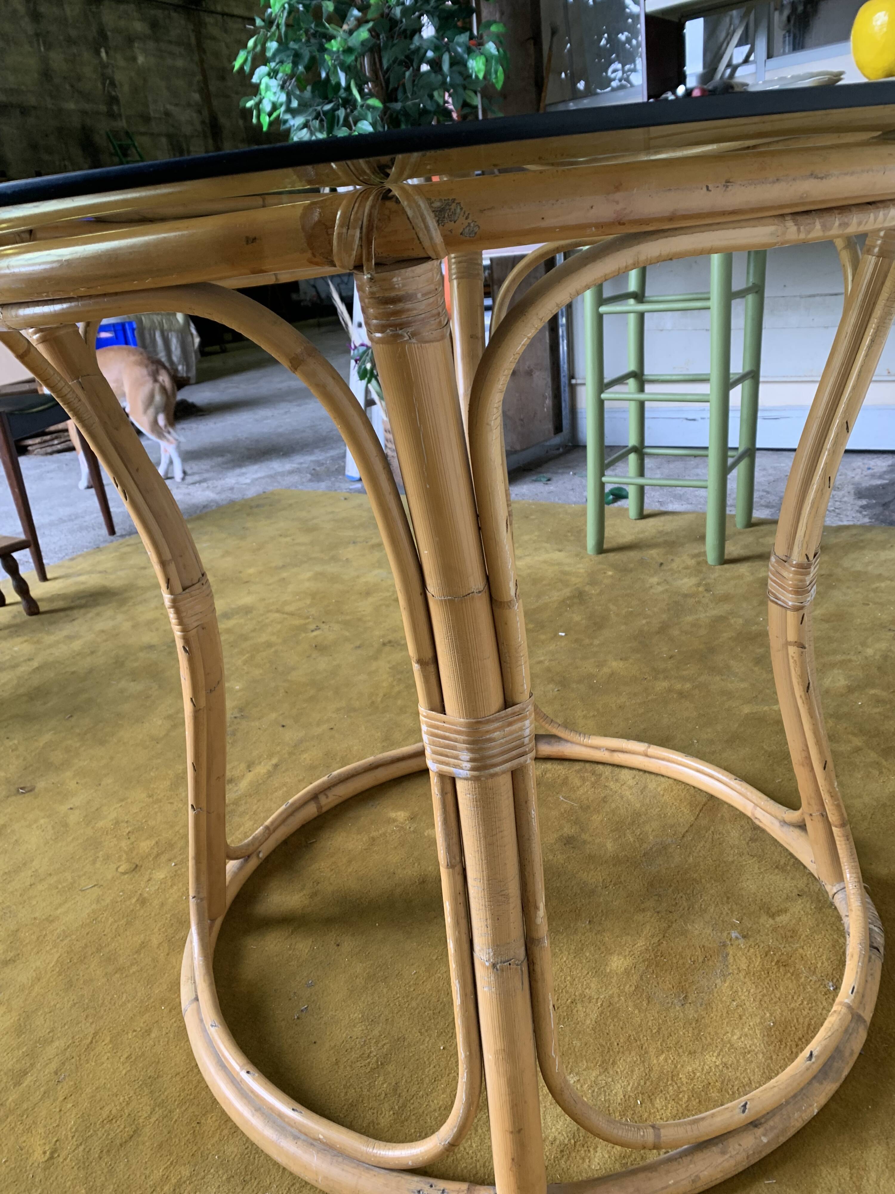 Round dining table with bamboo legs