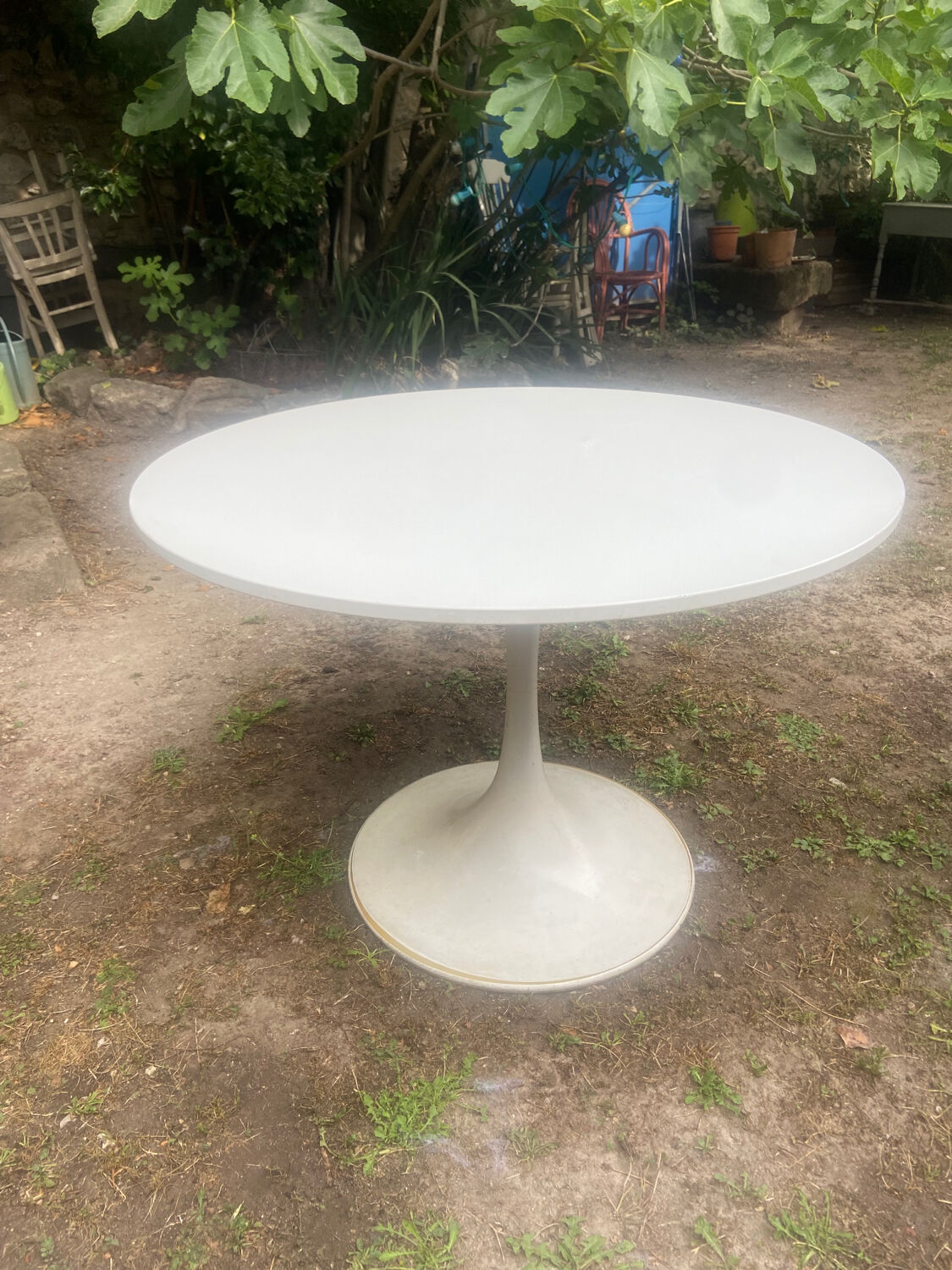Vintage round tulip table