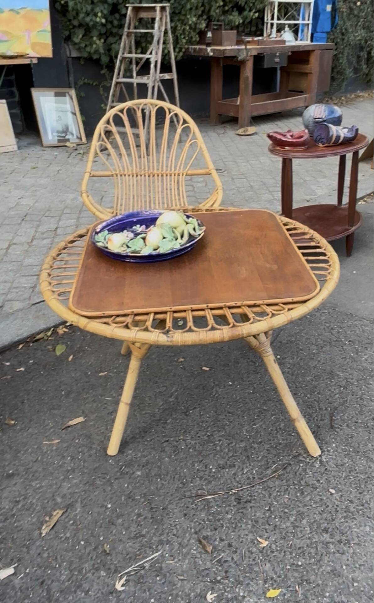 "Trampoline" round coffee table in 1960s rattan