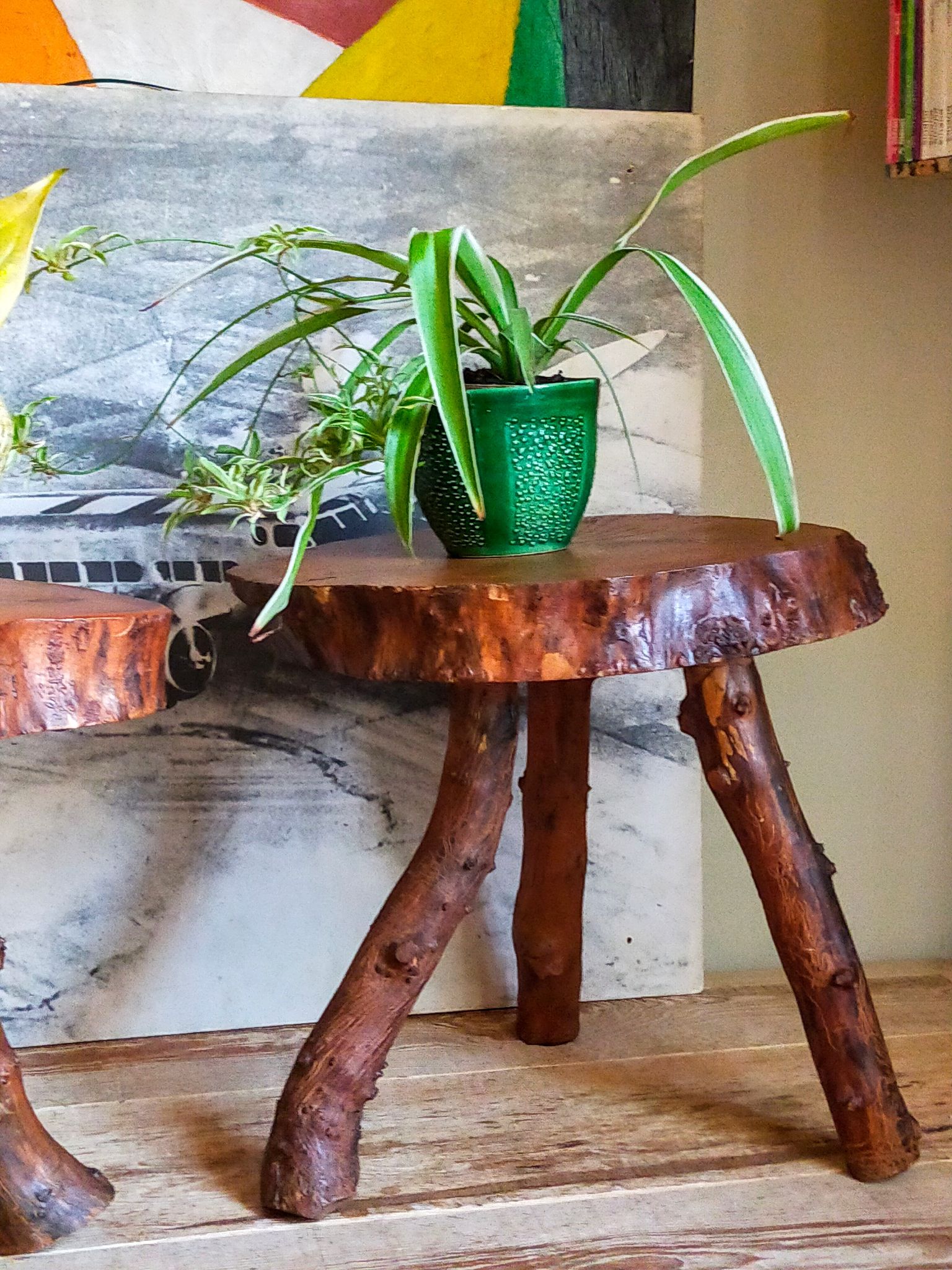 Table bout de canapé brutaliste en bois massif