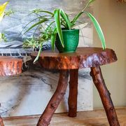 Table bout de canapé brutaliste en bois massif