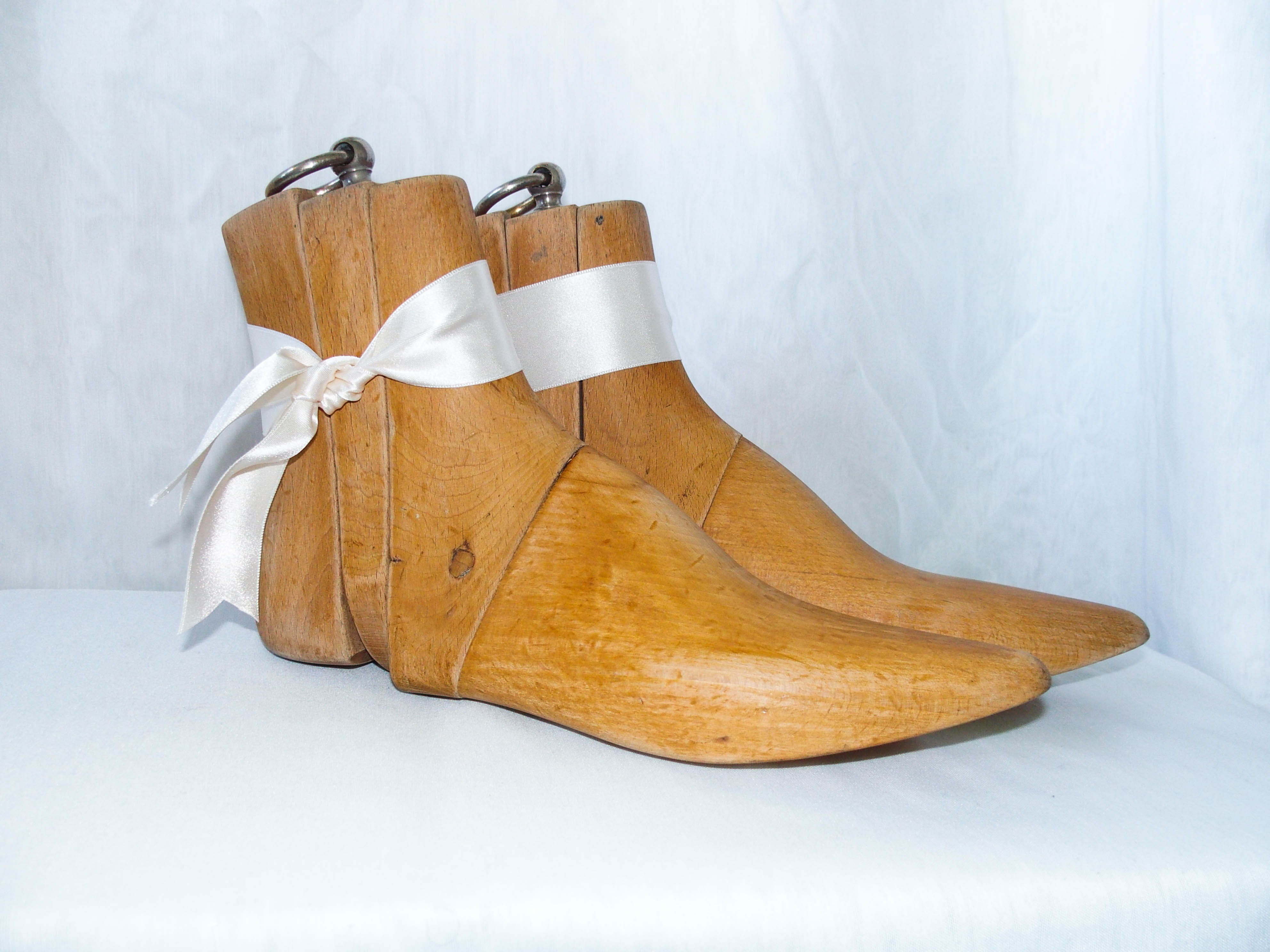 Paire d'embauchoirs en bois pour bottines