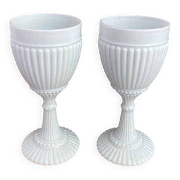 Verres à pied, calices en opaline blanche