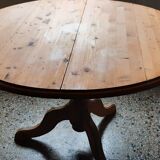 English-inspired extendable round table