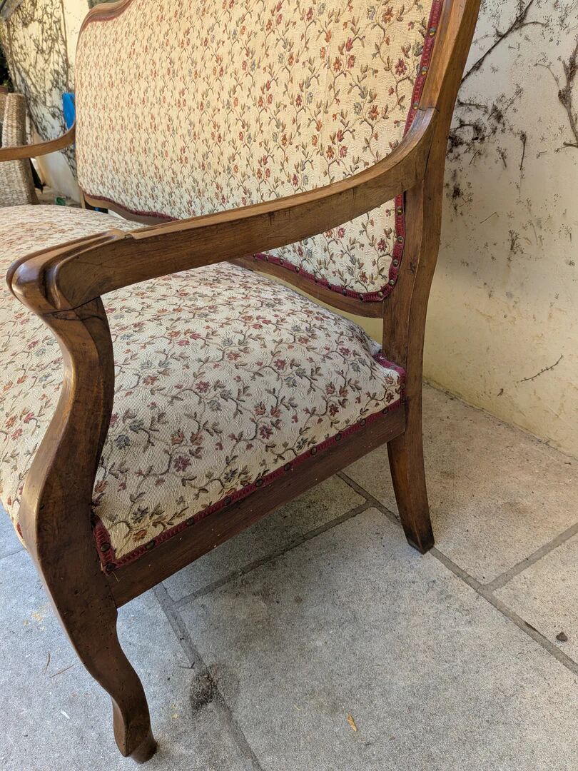 Moulded wooden bench with floral upholstery – Old-fashioned charm